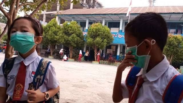 Anak Sekolah Pakai Masker, Bergejala ISPA Diizinkan Belajar dari Rumah