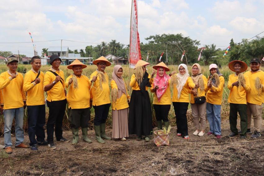 Wabup Yuliantini Hadiri Lomba Baca Puisi SD dan Panen Raya di Tempuling