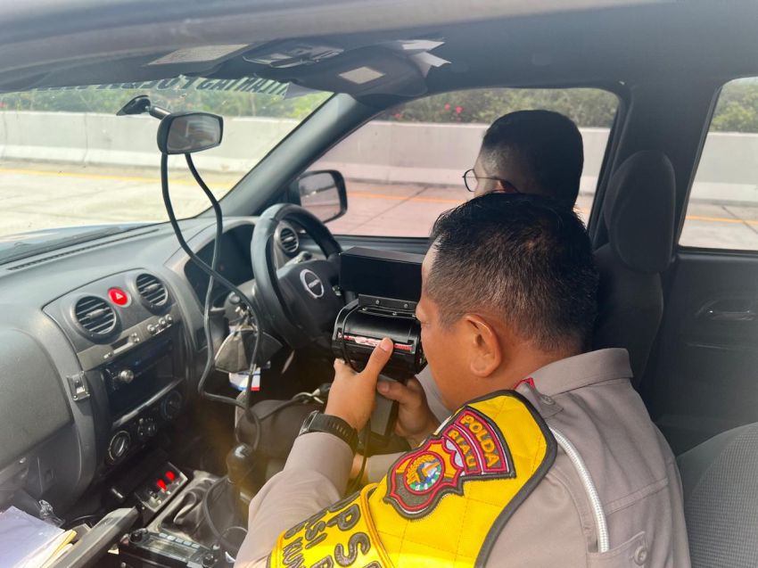 Pantau Kendaraan Langgar Batas Kecepatan, Dirlantas Polda Riau Gunakan Speed Gun