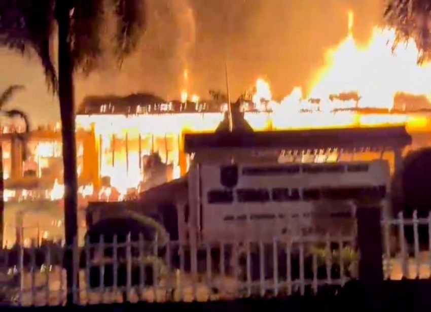 Gedung Disnakertrans Riau Ludes Terbakar Subuh Tadi