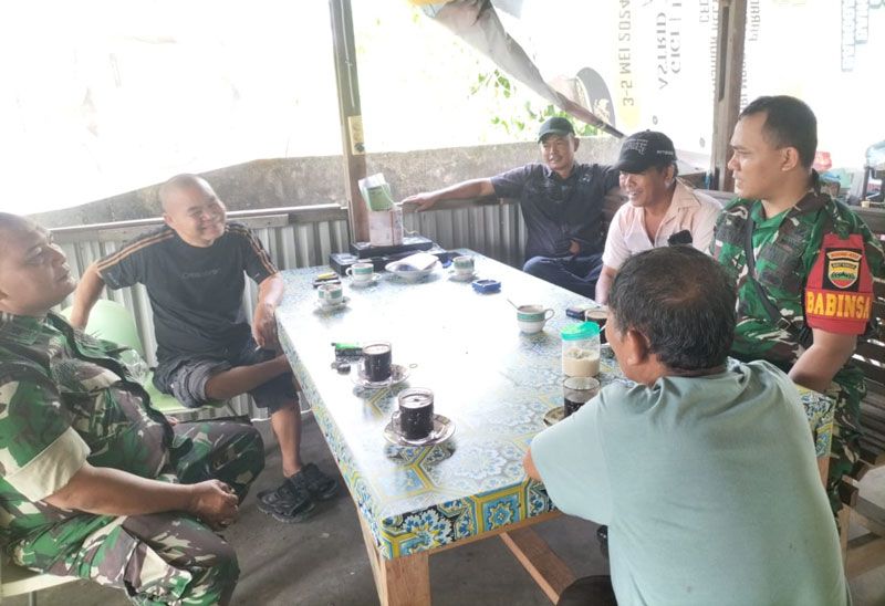 Tingkatkan Kemampuan Teritorial, Babinsa Koramil 06 Siak Hulu Komsos dengan Warga