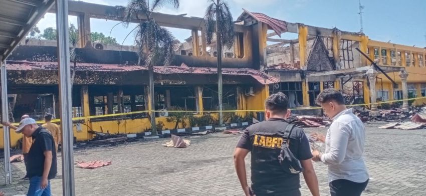 90 Persen Gedung Disnakertrans Riau Ludes Terbakar, Labfor Polda Riau Olah TKP