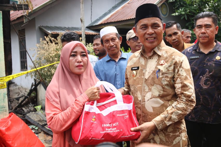 Bupati Inhil H. Herman Salurkan Bantuan kepada Warga Korban Kebakaran di Lorong Waspada
