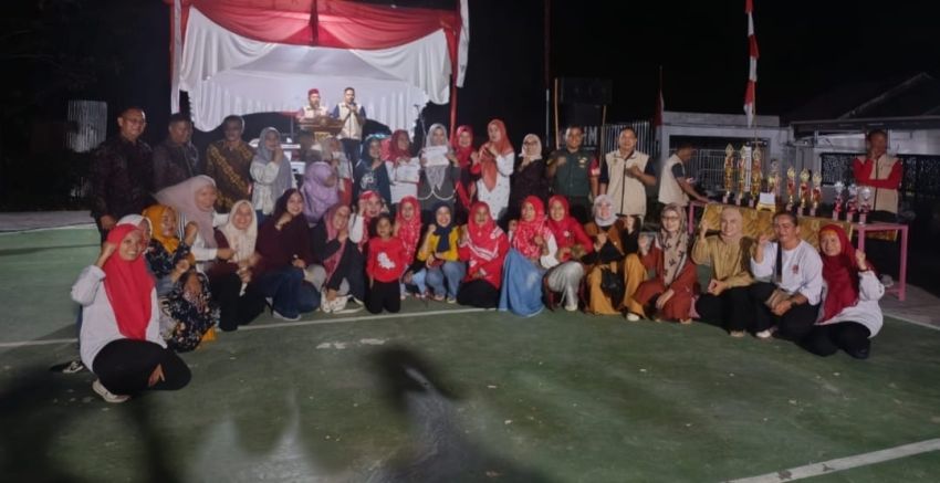 Babinsa Koramil 06 Siak Hulu Bagikan Hadiah Perlombaan HUT RI ke-80 kepada Warga