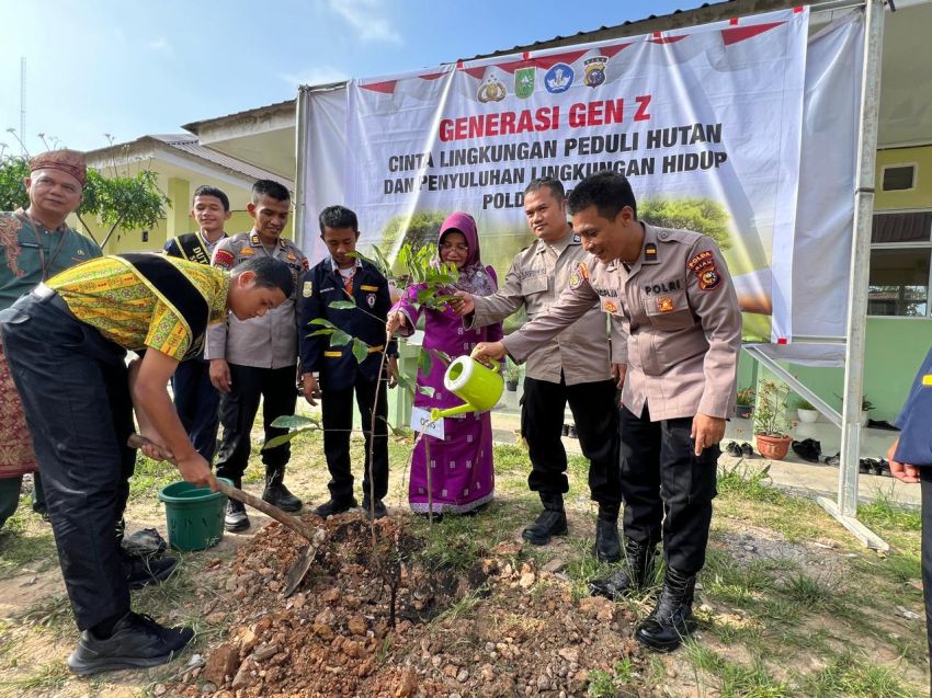 Polda Riau Ajak Siswa SMA Negeri 16 Pekanbaru Peduli Lingkungan dan Jaga Hutan