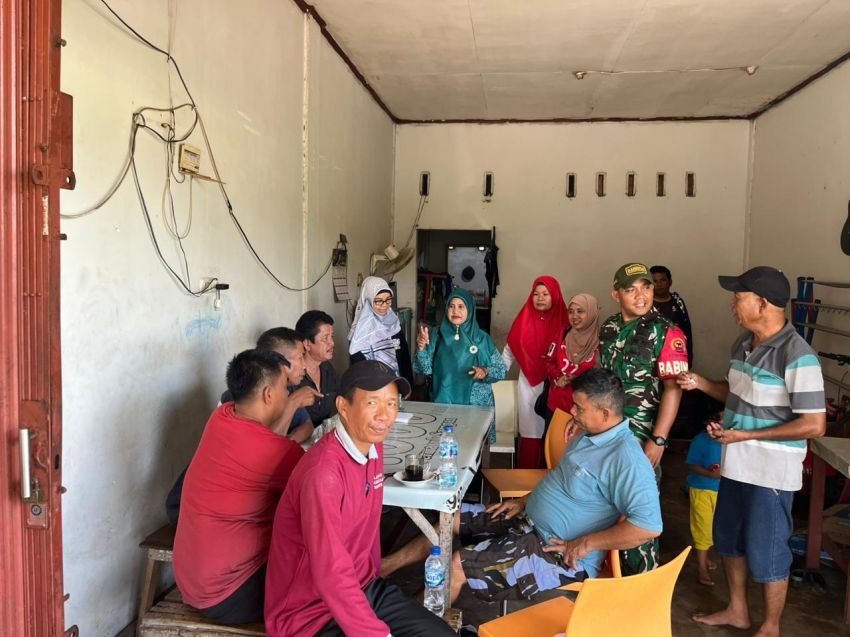 Sosialisasi Pola Hidup Sehat, Babinsa Koramil 06 Siak Hulu Komsos dengan Ibu-Ibu PKK dan Warga