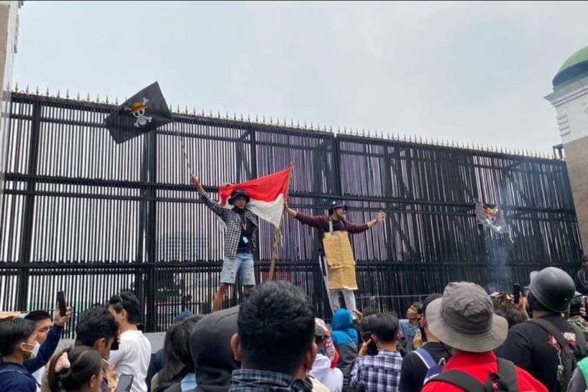 Unik, Anak STM Ikut Demo di Depan Gedung Dewan, Bawa Poster 'Bubarkan DPR, Mau Pinjam Pengeras Suara Polisi