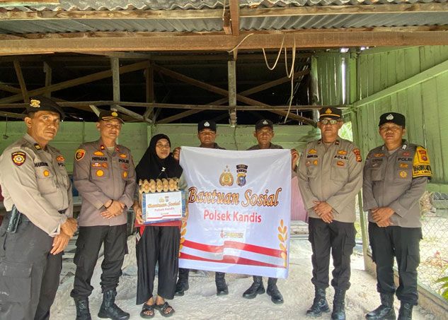 Dengarkan Curhat Warganya, Kapolsek Kandis Turun Langsung Menyerahkan Sembako kepada Keluarga Asnidar