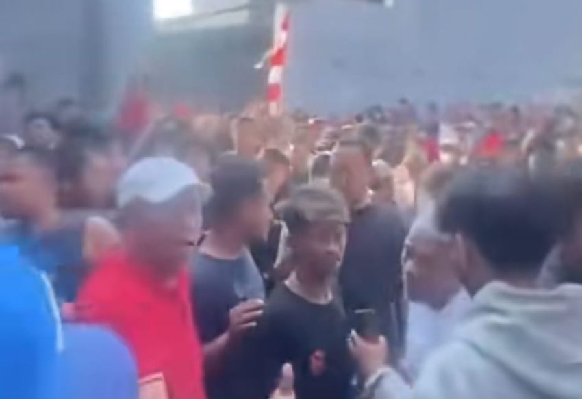 Massa Jarah Isi Rumah Anggota DPR Sahroni