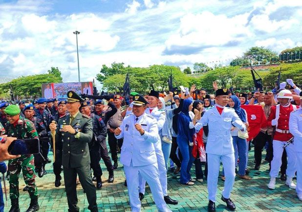 Asyikk.. Bupati Rohul Bersama Dandim 0313/KPR Ikut Joget Tabola Bale di HUT RI ke-80