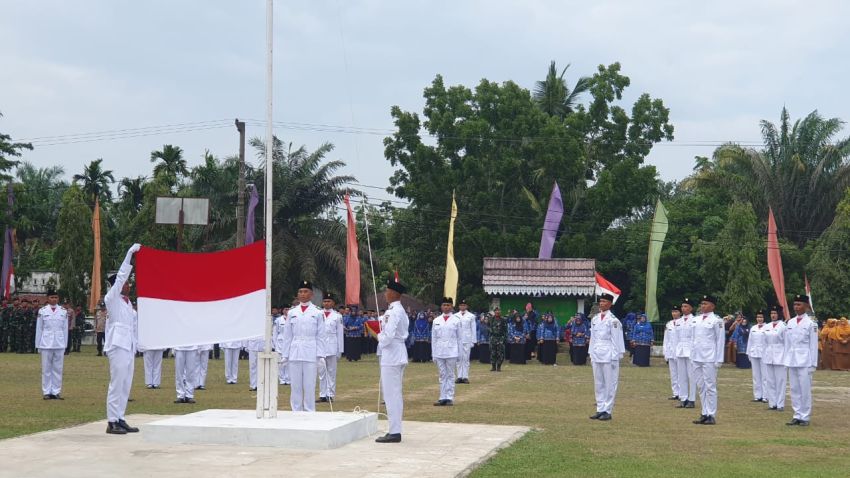 Peringatan HUT RI ke-80, Babinsa Koramil 06 Siak Hulu Sukses Jalankan Tugas Sebagai Komandan Upacara