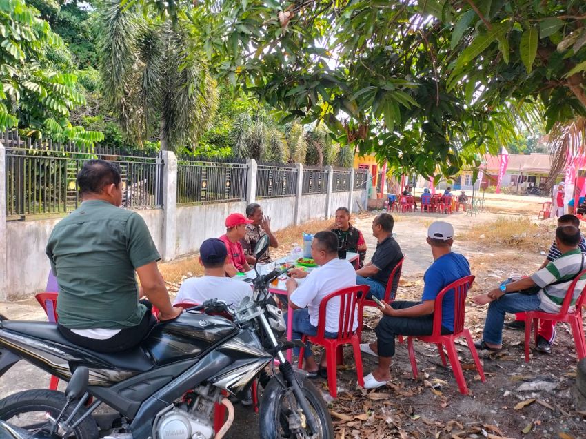 Babinsa Koramil 06 Siak Hulu Komsos dengan Tokoh Masyarakat