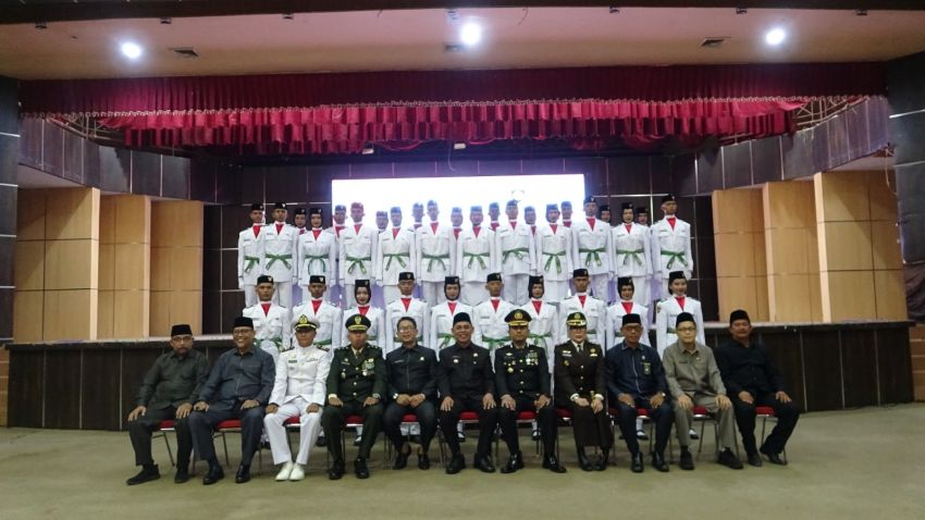 Bupati Herman Hadiri Pengukuhan Paskibraka Kabupaten Indragiri Hilir