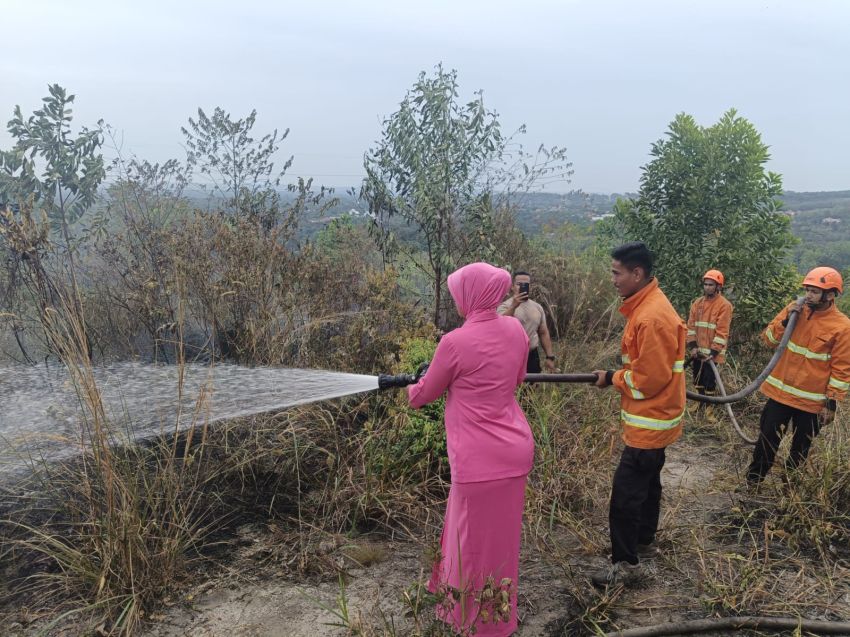 Ketua Bhayangkari Ranting Bangkinang Barat Ikut Padamkan Karhutla di Desa Salo