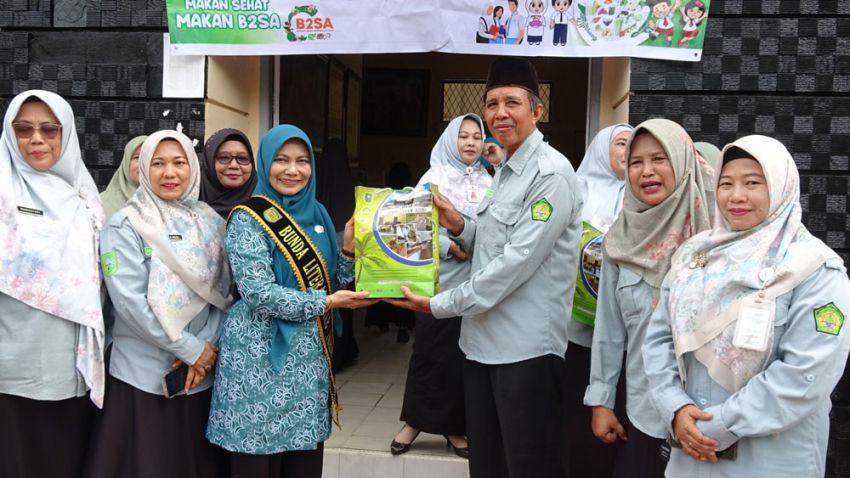 Kunjungi SMK Negeri 1 Tembilahan, Ketua TP PKK Inhil Galakkan Program B2SA Goes to School