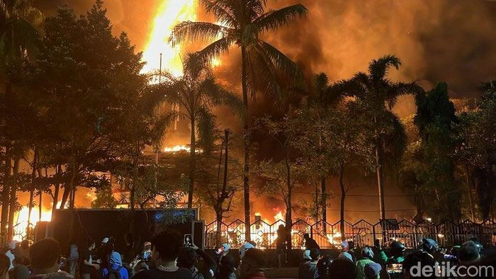 Gedung DPRD Makassar Dibakar Massa, Pejabat Dievakuasi Saat Paripurna
