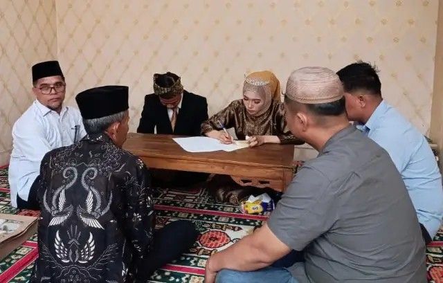 Tahanan Nikahi Pujaan Hati di Mapolsek Bukit Raya