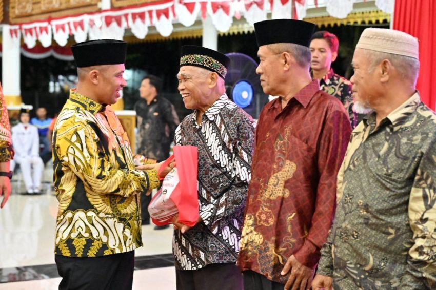 Pemkab Berikan Cenderamata kepada Veteran Pejuang dan Perancang Lambang Kabupaten Bengkalis