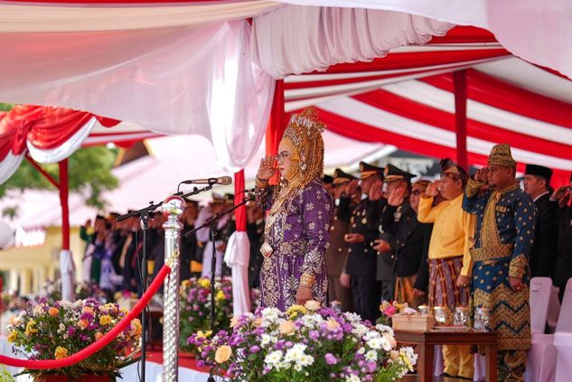 Tampil dengan Pakaian Adat Melayu, Bupati Siak Inspektur Upacara HUT RI Ke-80