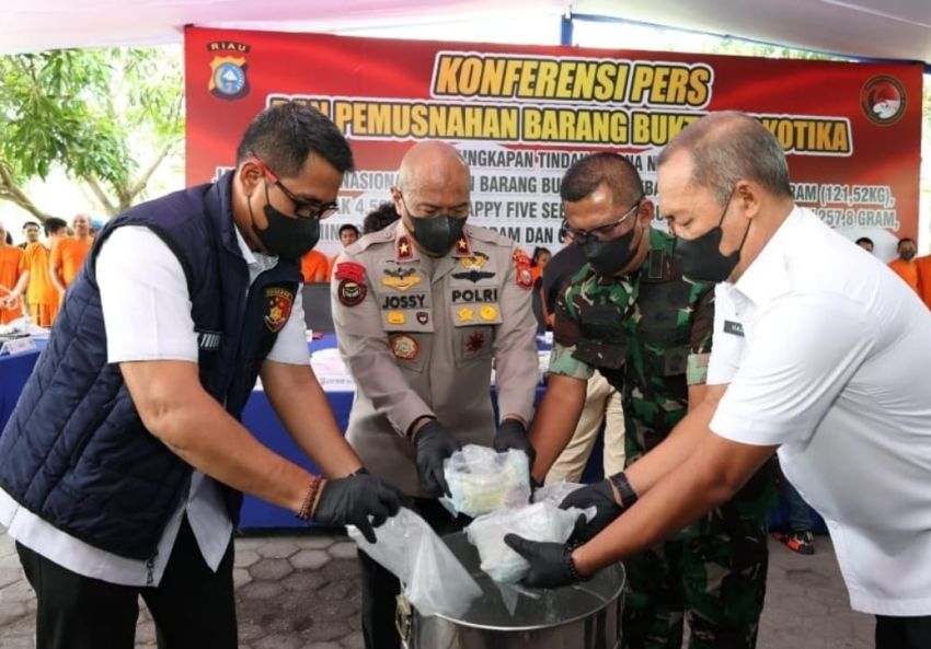 121,5 Kilogram Sabu Dimusnahkan Polda Riau, 6,6 Juta Jiwa Selamat dari Bahaya Narkoba
