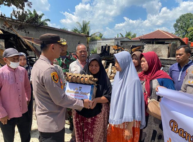 Polsek Kandis Salurkan Bantuan Sembako untuk Korban Kebakaran di Kelurahan Telaga Sam Sam