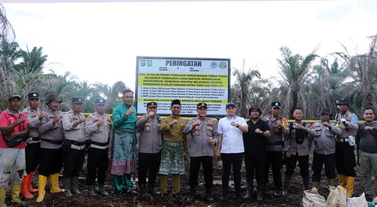 Larangan Aktivitas di Lahan Bekas Karhutla, Kapolres dan Wakil Bupati Rohil Pasang Plang Tegas