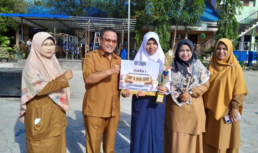 Siswi UPT SMPN 4 Siak Hulu Juara I Lomba Menulis Resensi Buku Tingkat SMP/MTs se-Kabupaten Kampar