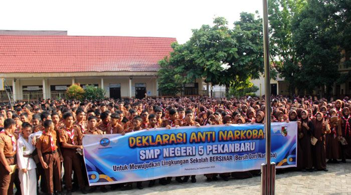 Bersama BNN, Ratusan Siswa SMPN 5 Pekanbaru Deklarasi Anti Narkoba