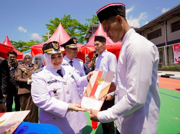 Serahkan SK Remisi di HUT ke-80 RI, Bupati Kasmarni: Jadikan Momentum Perbaikan Diri