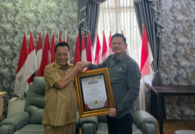 Bupati H Bistamam Terima Plakat TOP Pembina BUMD Peraih Golden Awards Infobank Pertama di Riau