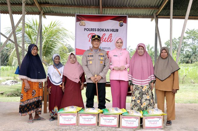 Gelar Jumat Berkah, Polres Rohil dan Bhayangkari Salurkan 50 Paket Sembako untuk Kaum Dhuafa