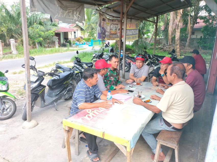 Wujudkan Situasi Aman dan Kondusif, Babinsa Koramil 06 Siak Hulu Komsos Dengan Para Tokoh Masyarakat