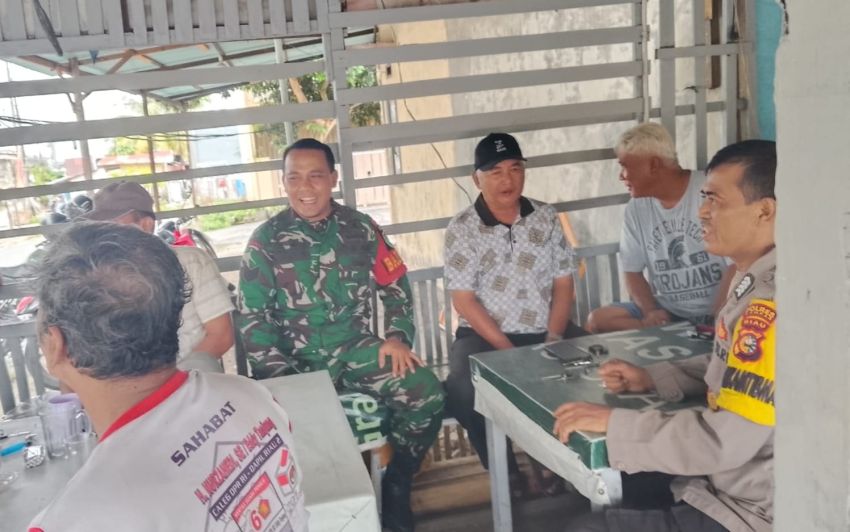 Waspada Penyakit Masyarakat, Babinsa Koramil 06 Siak Hulu dan Bhabinkamtibmas Komsos Bersama Warga dan Tokoh Masyarakat