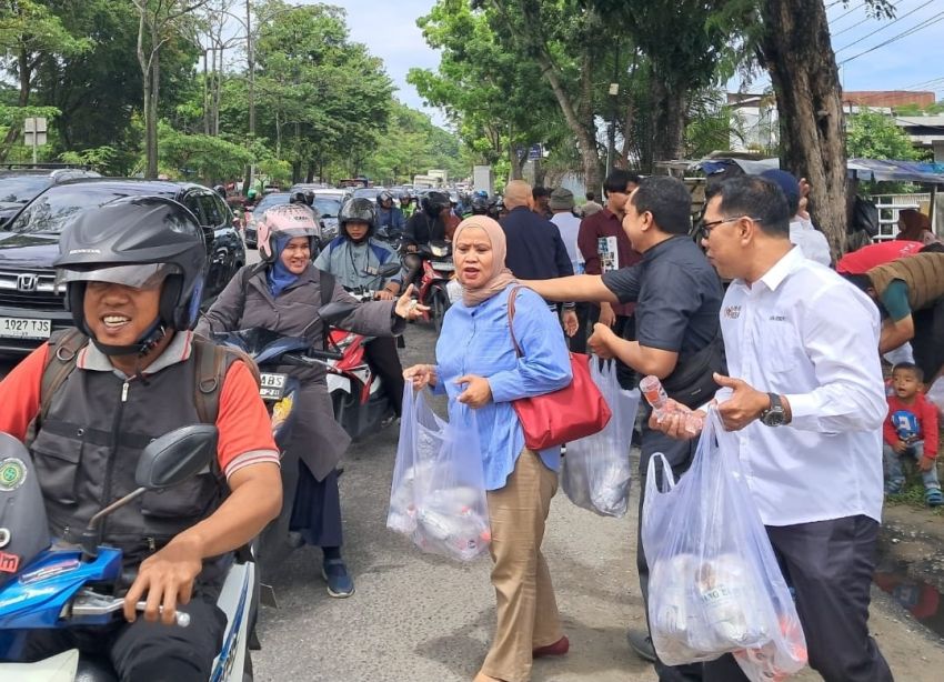 Wartawan Berbagi di Jumat Berkah, PWI Riau bagikan 600 Nasi Bungkus