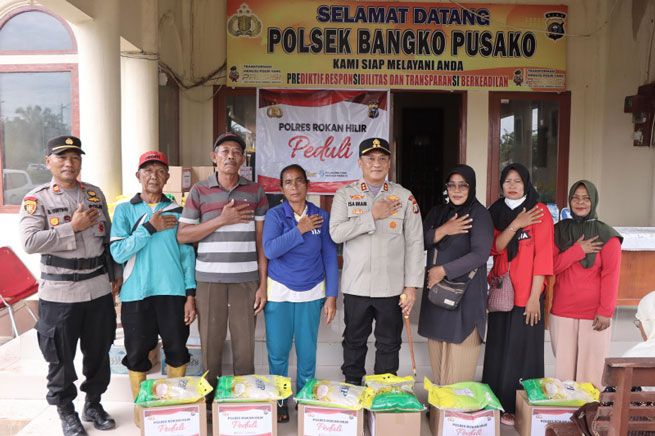 Kapolres Rohil Salurkan Bantuan Sosial untuk Kaum Dhuafa di Mapolsek Bangko Pusako
