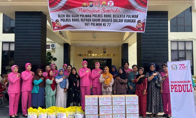 Polwan Polres Rohil dan Bhayangkari Berbagi Sembako untuk Warga Kurang Mampu