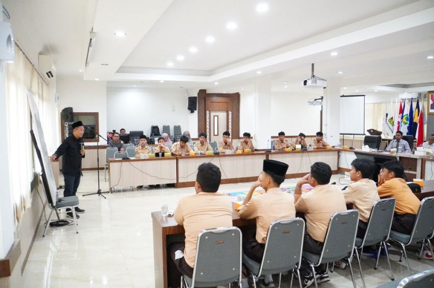 Terima Kunjungan Edukasi Demokrasi SMP IT AL Fatih, KPU Riau Kenalkan Game Ular Tangga Pemilu