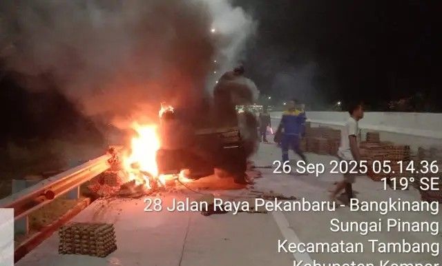 Mobil L300 Terbakar di Tol Pekanbaru-Bangkinang