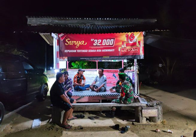 Sinergi Ormas, Masyarakat dan Babinsa Koramil 05/RM Laksanakan Patroli Bersama Cek Pos Siskamling