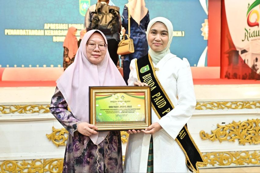 Bupati Kasmarni Terima Penghargaan "Inspirator Parenting Positif" dari Bunda PAUD Riau