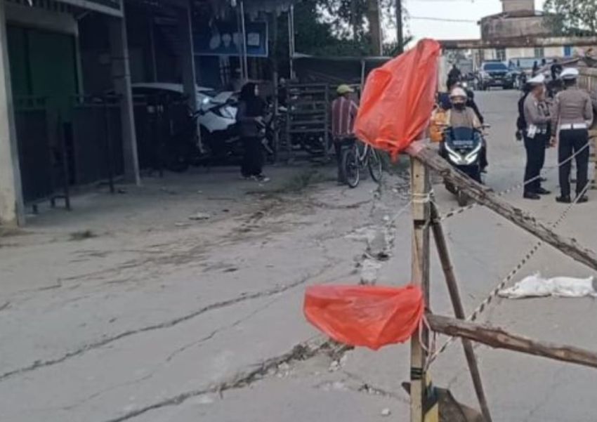 Jalan Griya di Bibir Sungai Indragiri Tembilahan Retak dan Beresiko Amblas, Warga Diminta Cari Jalur Alternatif