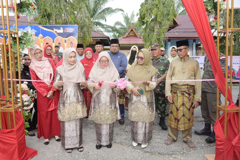 Promosikan Produk UMKM Kearifan Lokal, Ketua TP-PKK Bengkalis Resmikan Stand Bazar Siak Kecil