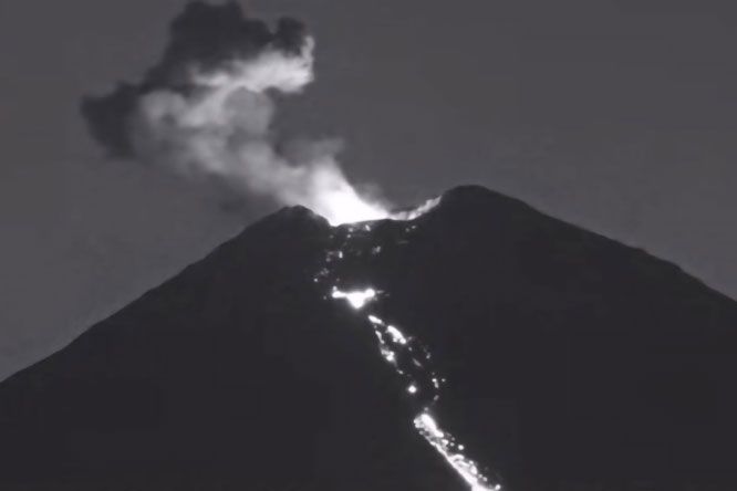 Gunung Semeru Erupsi, Luncurkan Lava Pijar Sejauh 2.500 Meter