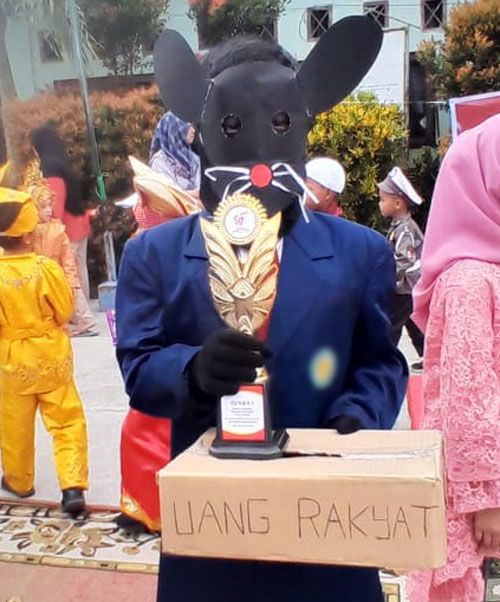 Semangat Anti Korupsi, Murid UPT SDN 035 Tarai Bangun Tampilkan Kostum "Tikus Kantor" pada Peringatan Hari Sumpah Pemuda ke-97