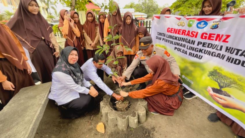 Program Green Policing Kapolda Riau, Polres Kampar Tanam Pohon di UPT SMP Negeri 1 Bangkinang Kota