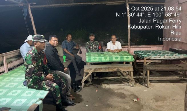 Dua Anggota Koramil 02/ TP dan Bhabinkamtibmas Patroli Siskamling di Wilayah Sintong