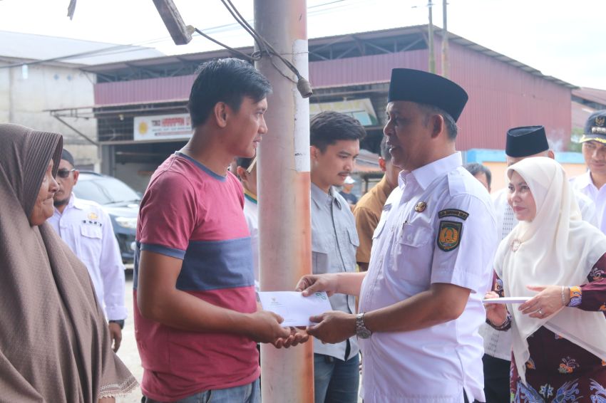 Bupati Herman Serahkan Bantuan untuk Korban Kebakaran di Tembilahan Hulu