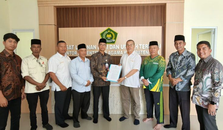 Kemenag Serahkan SK Operasional KBIHU Pertama di Kabupaten Siak