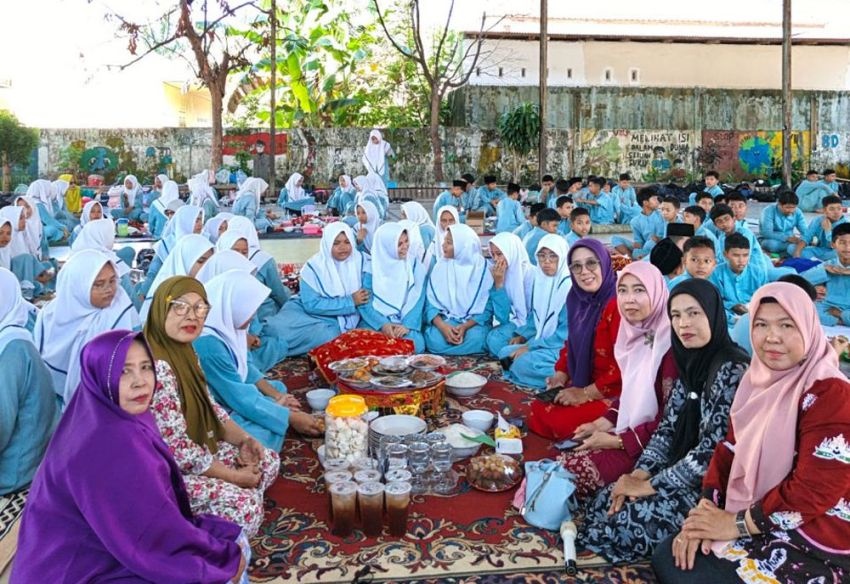 UPT SMP Negeri 1 Bangkinang Kota Gelar Aksi Nyata Kokurikuler Kearifan Lokal Makan Bajambau