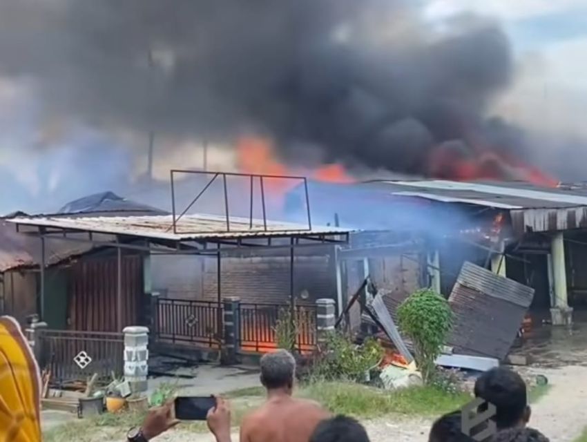 11 Ruko di Pasar Kuok Kampar Hangus Diamuk Si Jago Merah